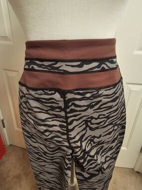 Mono b High-Waist Zebra Print Leggings NWT